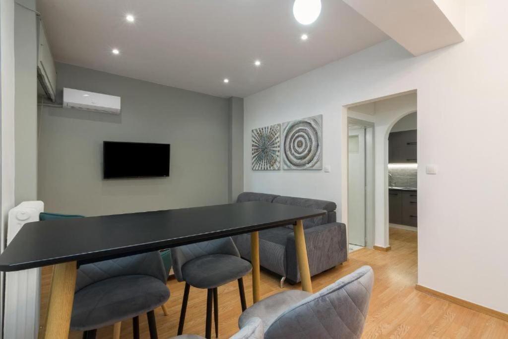 Fully Renovated 1 Bedroom Condo アテネ エクステリア 写真